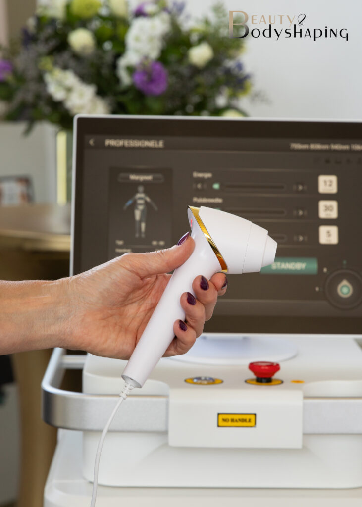 Handstuk van een diodelaser met het touchscreen van het apparaat op de achtergrond