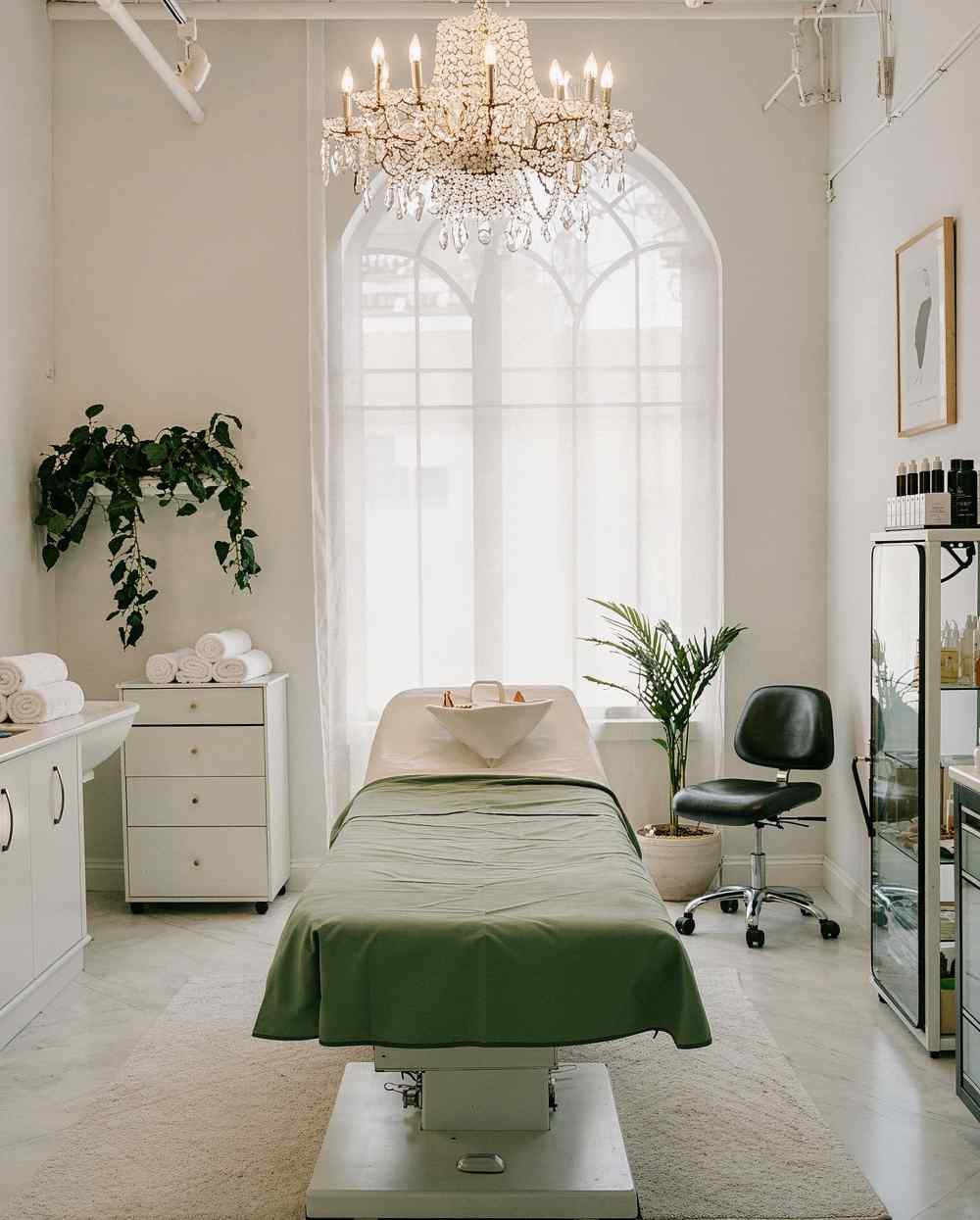 contact-instagram-1 Behandelkamer met behandelbed, kroonluchter en groen