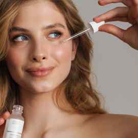 contact-instagram-2 Vrouw brengt serum aan met een pipet