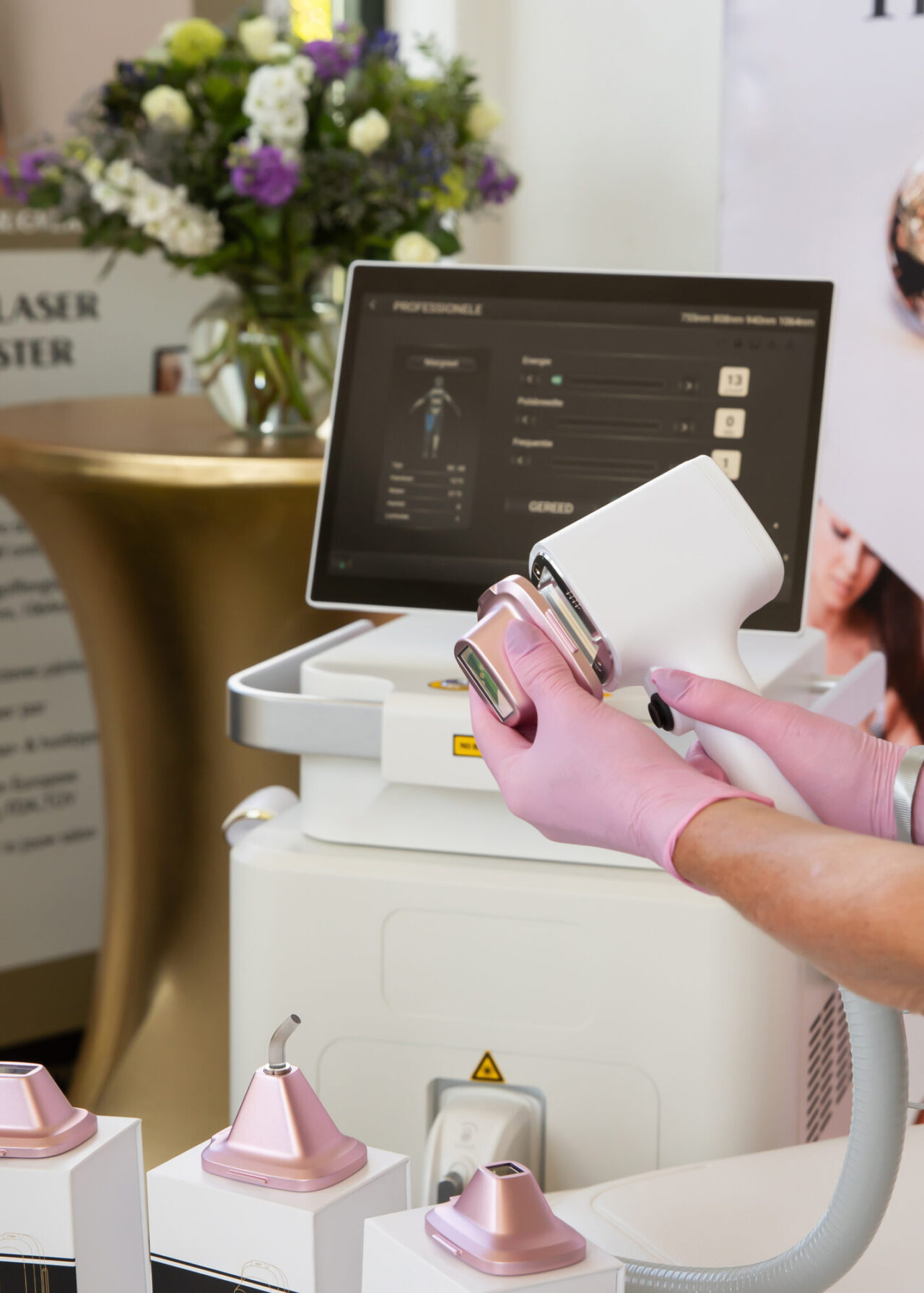 Touchscreen en opklikbare lenzen van een medisch gecertificeerde diodelaser